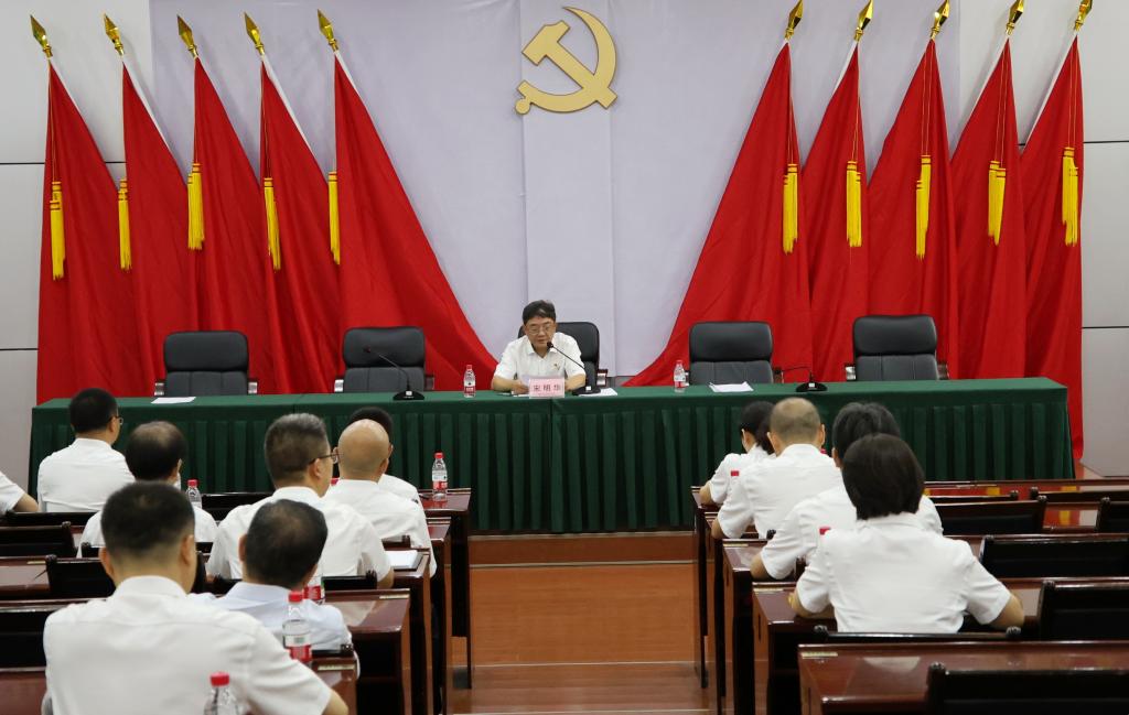党委书记宋明华为学校党员代表上树立和践行正确政绩观专题党课
