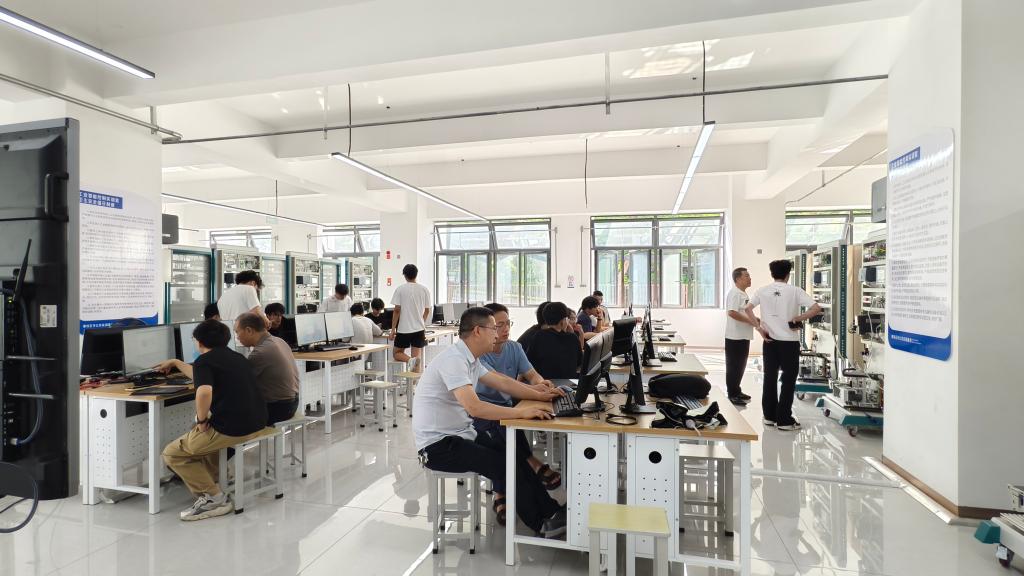 筑牢实训根基 精进教学技能 ——自动化学院开展工业智能控制实训室师生专项培训