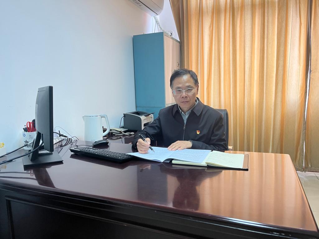 贯彻落实学校九届四次职代会精神部门负责人专访之十四——专访学校纪委副书记（党政督查室主任）李小刚