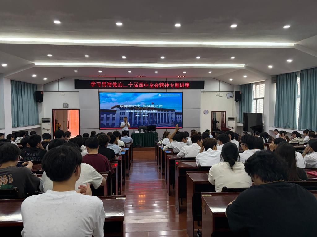 宋明华深入管理学院、智能制造学院上思政课